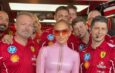 Jennifer López deslumbra en la F1 con un look rosa que recuerda a los Power Rangers