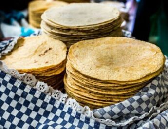PROFECO exhorta a comercios a dejar de vender tortillas en hieleras y motocicletas