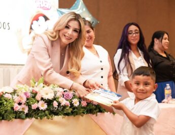 Acompaña Ana Ariceaga de Granados a graduados del Jardín de Niños “Jesús Elías Piña” como madrina de generación